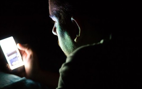 Cách bật chế độ Night Shift trên iOS và Android