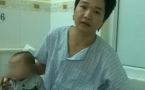 Côn đồ xông vào chém cả nhà, bé gái 3 tuổi bị đứt gân