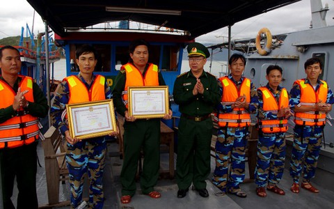Cứu tàu cá cùng 2 ngư dân gặp nạn trên biển