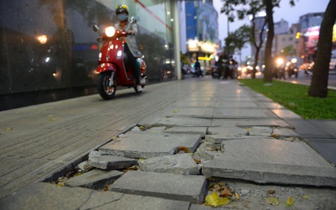 Có nên lót vỉa hè bằng đá granit hơn ngàn tỉ?