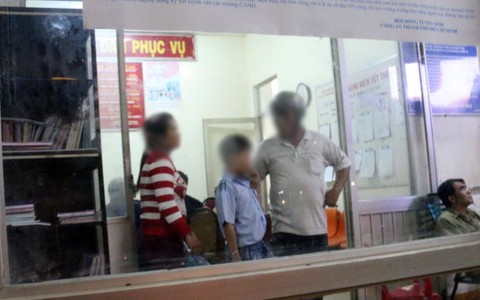 Nghi án "ngáo đá" vào trường tiểu học đòi bắt học sinh