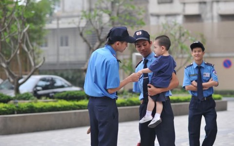 Dạy con chào bác bảo vệ
