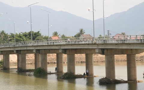 Sông Cái Nha Trang cạn nước, ngừng trôi