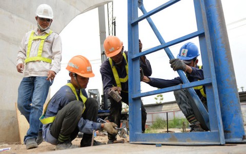 Lắp hơn 5.000m nhịp cầu metro trên cao Xa lộ Hà Nội