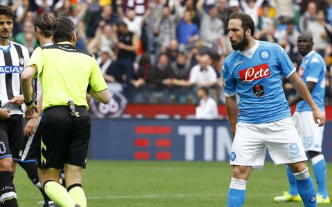 ​Điểm tin tối 5-4: Higuain bị treo giò 4 trận