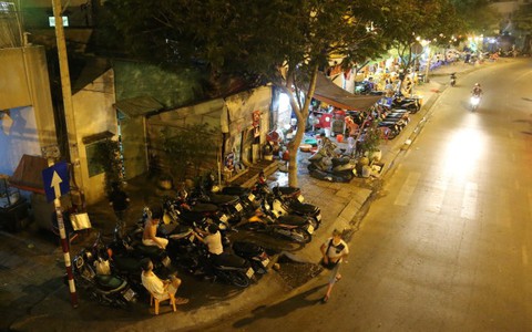 Đụng quán vỉa hè ăn chửi như chơi