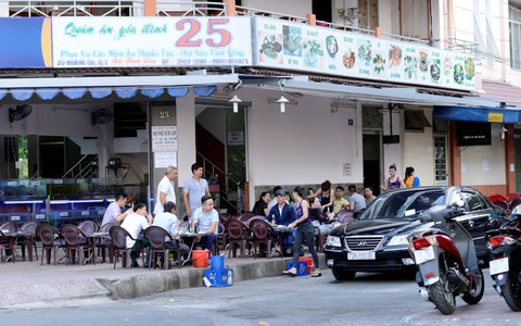 "Đừng bàn tới bàn lui nữa, hãy dọn sạch vỉa hè"