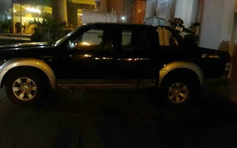 Tài xế đá ngã kẻ trộm bẻ khóa ôtô