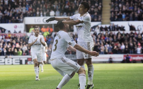 Swansea chấm dứt mạch bất bại của Chelsea