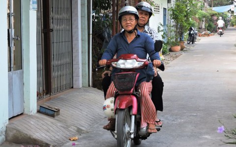 Những cuốc xe ôm của người đàn bà 61 tuổi