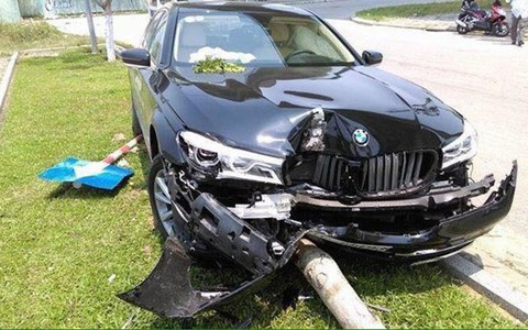 Khách lái thử, xe BMW hơn 4,4 tỷ đồng nát đầu