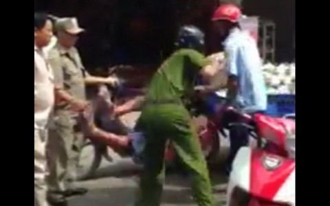 Xác minh clip công an đánh dân nhập viện