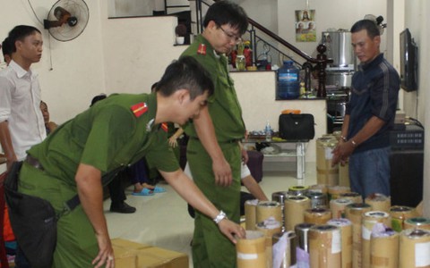 Bắt 2 người làm bao bì trà, bột ngọt giả nhãn hiệu