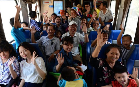 Khách đi tàu lửa ngoại ô TP.HCM đông và vui