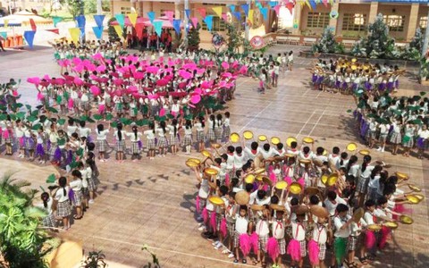 Clip thầy trò tiểu học nhảy dancesport tập thể giữa sân trường