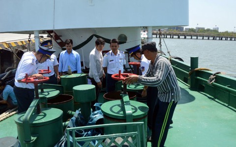 Bắt tàu Thái Lan bán dầu cho tàu Việt Nam