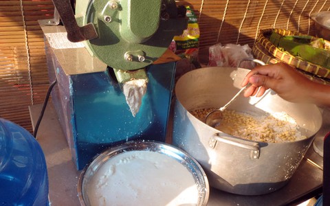 "Bánh giá chợ Giồng mời anh"...