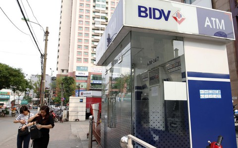 Bắt hai người Trung Quốc trộm 60 triệu đồng từ cây ATM