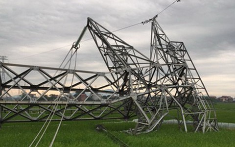 Cột điện 500 KV gãy vì gió lốc