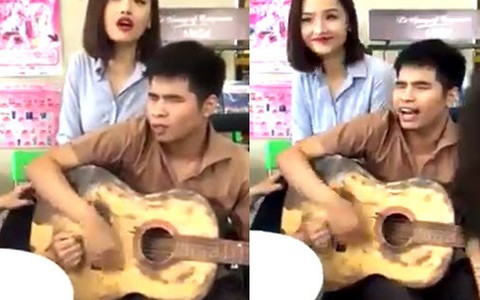 Xem clip chàng trai khiếm thị đệm đàn cho Miu Lê hát