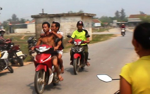 Khởi tố nghi can khống chế người đàn ông bằng dao