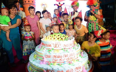 Tiếng “sinh nhật hồng” vọng lên phòng bệnh