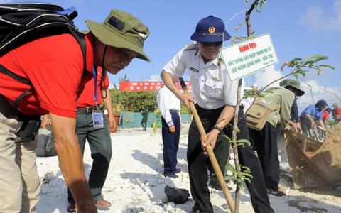Trồng cây xanh ở Trường Sa