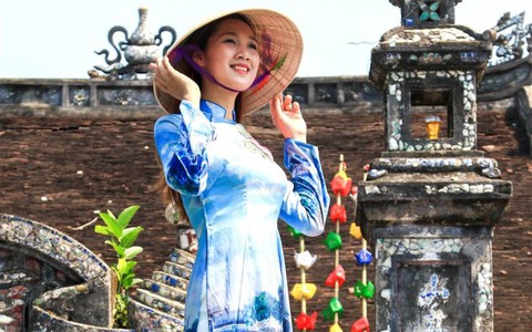 Nữ sinh Huế diện áo dài Về miền Hương Ngự bên đình làng