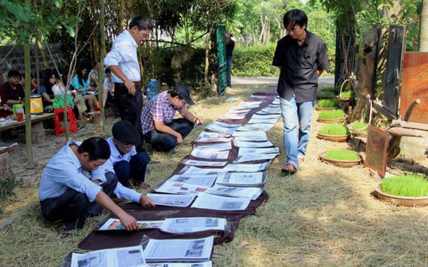 Triển lãm tranh
trên cuốc cày, rơm rạ...nhớ Võ Xuân Huy