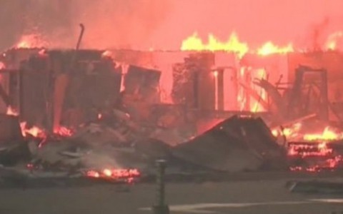 Gần 1.600 ngôi nhà cháy rụi trong biển lửa ở Canada