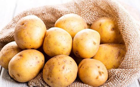 ​Trị nếp nhăn và thâm quầng mắt bằng khoai tây