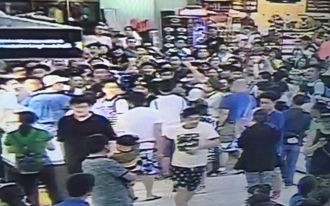 Khách Trung Quốc thiếu ý thức, nhân viên sân bay chưa chuyên nghiệp