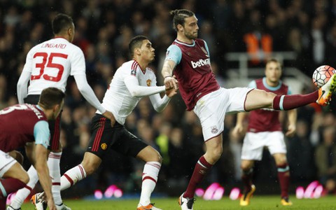 HLV Van Gaal lo tìm người vô hiệu hóa Andy Carroll