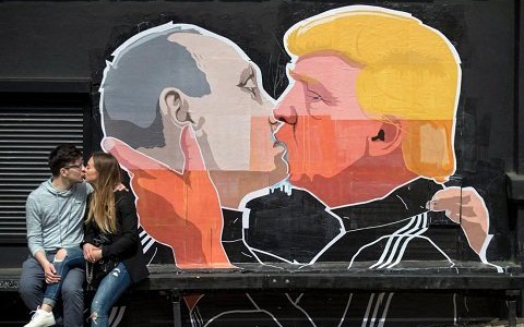 Ông Trump và ông Putin “hôn nhau” ở Lithuania