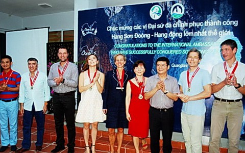 Trao huy chương Chinh phục Sơn Đoòng cho đại sứ các nước