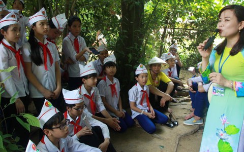Nhiều người dân cả nước thăm quê Bác