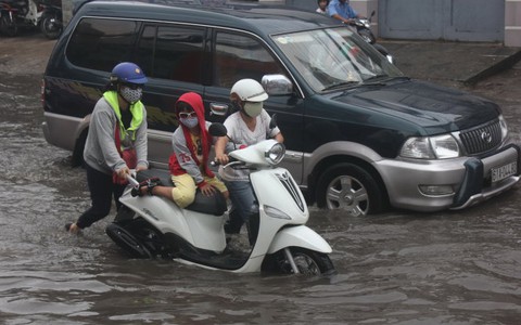 Mới mưa một trận, dân Sài Gòn đã bì bõm lội nước