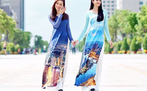 126 người dâng sen mừng sinh nhật Bác trên phố đi bộ