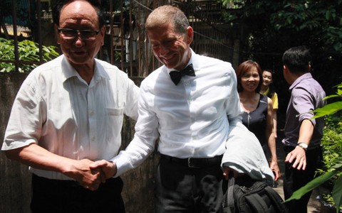 Con cựu tù binh Mỹ
gặp cựu trưởng trại giam Hỏa Lò