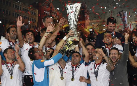 Hạ Liverpool, Sevilla lần thứ ba liên tiếp vô địch Europa League