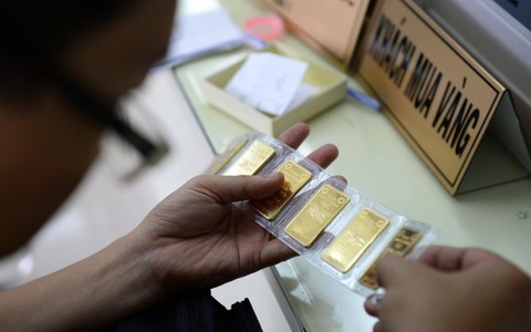 Vàng lao dốc mạnh sau khi tăng chóng mặt