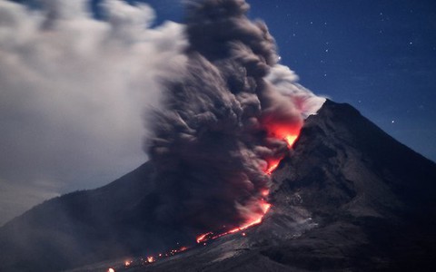 Núi lửa Sinabung “tỉnh giấc”, dân Indonesia bất an