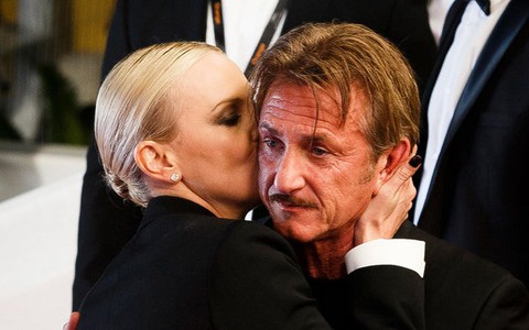 Charlize Theron ôm Sean Penn an ủi khi phim bị chê thậm tệ
