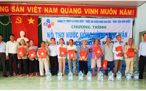 Công ty TNHH CJ Vina Agri đồng hành cùng người dân vùng hạn, mặn