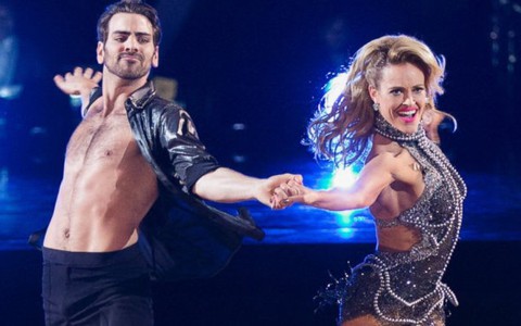 Siêu mẫu khiếm thính đoạt giải nhất Dancing with the Stars
