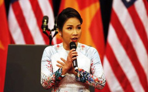 Tranh cãi quanh việc Mỹ Linh hát quốc ca chào mừng Obama
