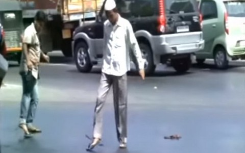 Video nhựa đường ở Ấn Độ tan chảy dưới nắng nóng