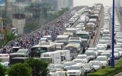 Cầu Sài Gòn tê liệt vì kẹt xe