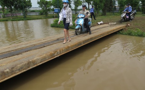 Nước vẫn
mênh mông
ở khu chung cư Dương Nội