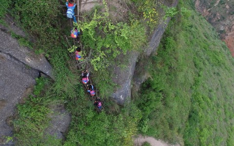 Rùng mình học sinh Trung Quốc leo vách đá 800m đi học